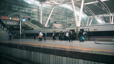 广州南站高铁站台人群进出站